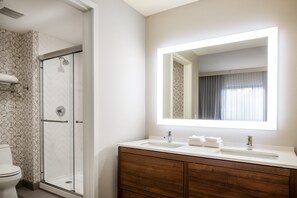 Suite, 1 cama de matrimonio grande | Baño | Ducha, artículos de higiene personal gratuitos y secador de pelo