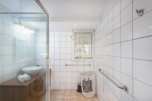Design House | Bathroom | Shower, free toiletries, hair dryer, towels - Edge hill house Beautiful Home Edge Hill (Edge Hill)