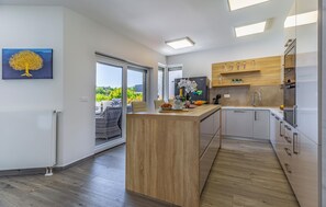 Kühlschrank, Herdplatte, Geschirrspüler