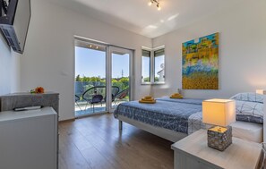 3 bedrooms, in-room safe, free WiFi, bed sheets