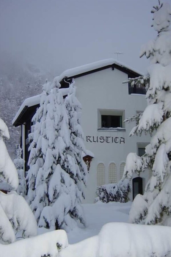 المنشأة من الخارج