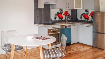 Frigorifero, piano cottura, lavastoviglie, macchina per tè/caffè