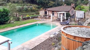 A swimming pool with a stone deck, a wooden hot tub, and outdoor furniture. - Cozy home in Greve in Chianti with sauna (Greve in Chianti)