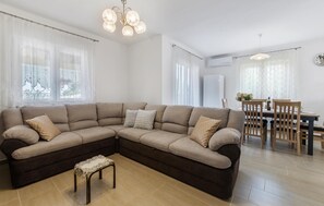 TV - Lovely home in Krnica (Krnica)
