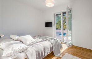 4 bedrooms, in-room safe, travel cot, free WiFi