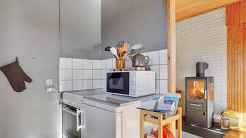 Refrigerador, parrilla de estufa y cafetera y tetera