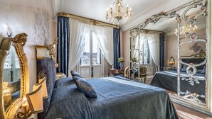 A bedroom with two beds, ornate mirrors, and a chandelier. - Ca' Degli Specchi Grand Canal (Venice)
