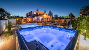 Una casa moderna con piscina y jacuzzis.