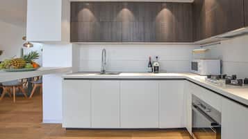 Jääkaappi, astianpesukone, kahvin-/teenkeitin