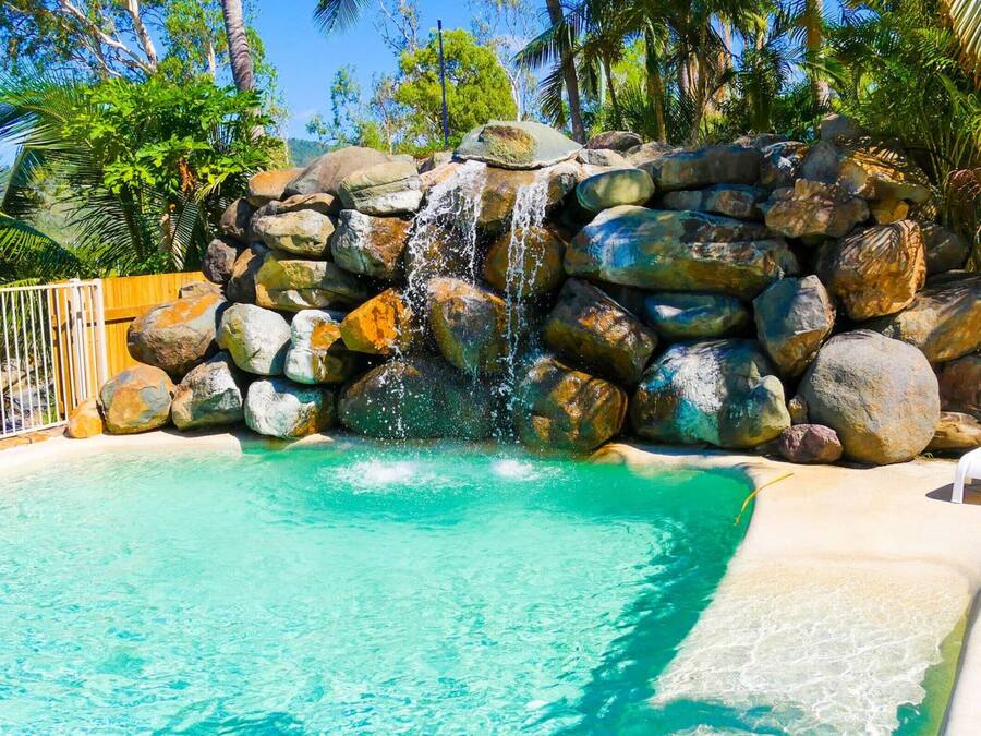 Cascada en la piscina