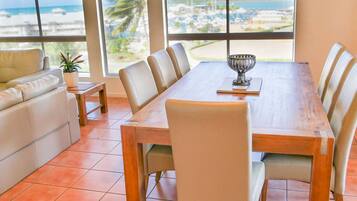 Apartemen, 2 kamar tidur | Makan di kamar