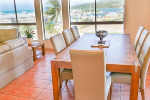 Apartamento, 2 quartos | Opções para refeição no quarto