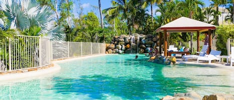 Udendørs pool, parasoller, liggestole