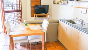 Studio, 1 grand lit, vue sur l’océan | Salle de séjour | Téléviseur connecté, Netflix, services de diffusion en continu