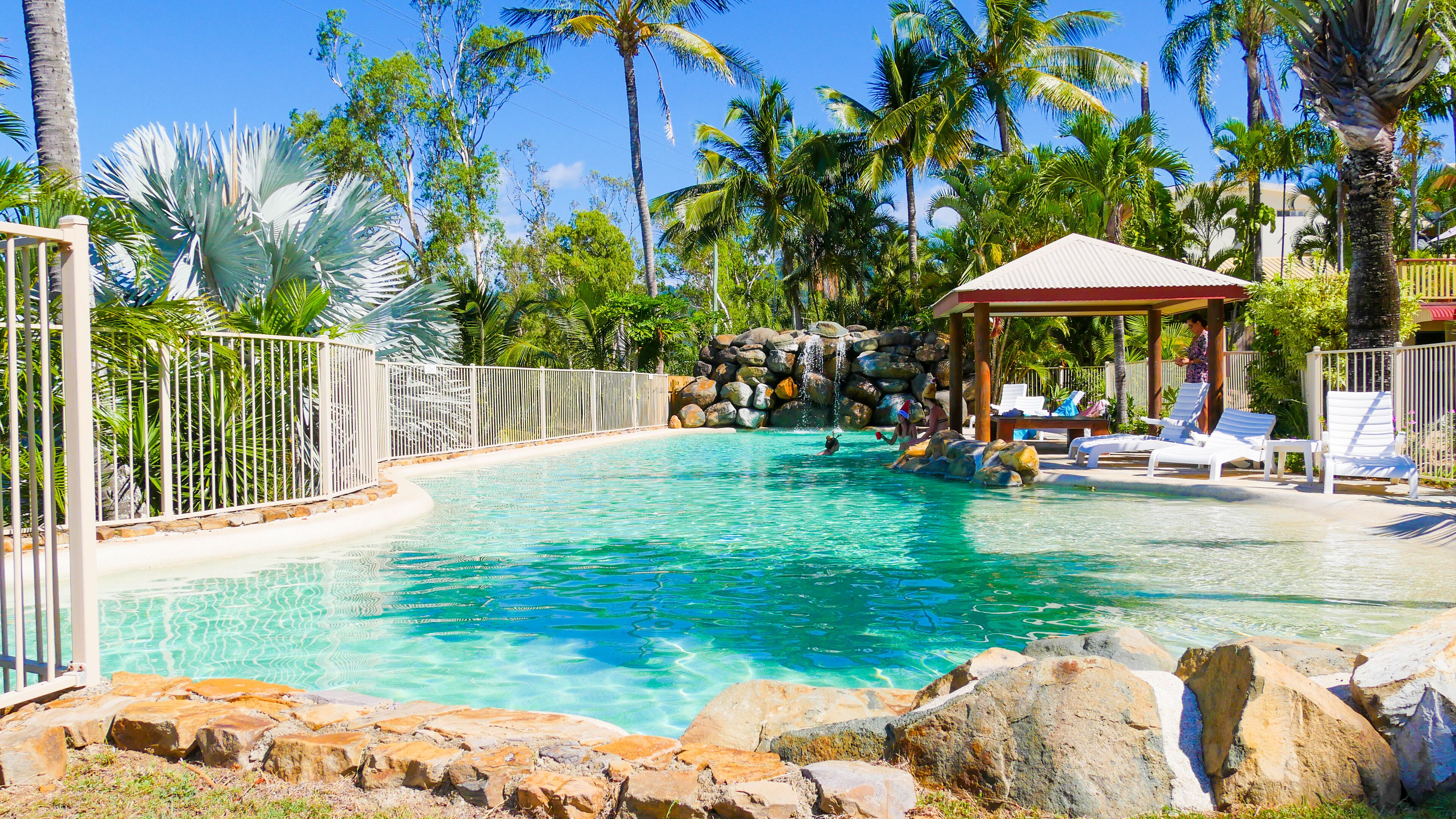 Piscine extérieure, chaises longues