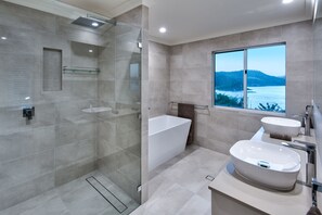 Bañera con ducha, secador de pelo, toallas, papel higiénico