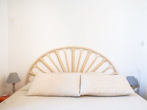 2 bedrooms, travel cot, free WiFi