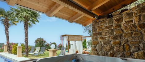 Outdoor spa tub