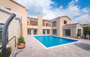 Pool - Gorgeous home in Sukosan with sauna (Sukosan)