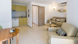 A modern apartment with a kitchen, a dining area, and a living room. - Stunning  villa for 6 people with pool, WIFI, A/C, TV and terrace (Tarco)