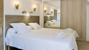 A modern bedroom with a large bed, bedside lamps, a mirror, and a wardrobe. - Stunning  villa for 6 people with pool, WIFI, A/C, TV and terrace (Tarco)