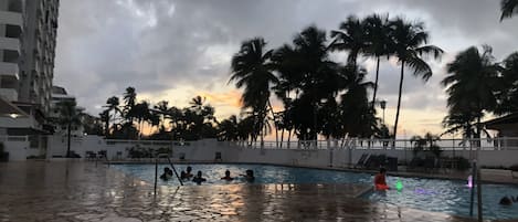 Una piscina al aire libre