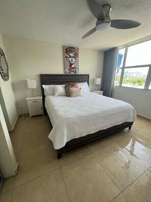 Bureau, fer et planche à repasser, accès au Wi-Fi (inclus)