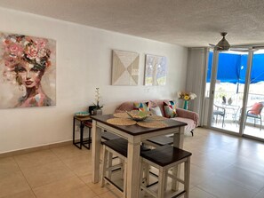 Smart TV, fireplace