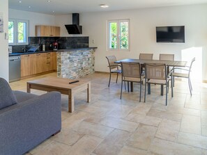 Interior - Lovely apartment in villa for 6 guests with WIFI, A/C, pool, TV, terrace and pets allowed (Ghisonaccia)