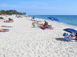 Beach - Beautiful apartment for 6 guests with pool, WIFI, A/C, TV, terrace and pets allowed (Ghisonaccia)