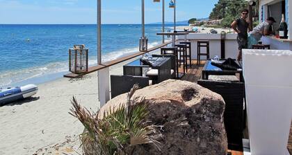 Agréable appartement avec climatisation, WIFI, piscine, TV, terrasse et animaux admis