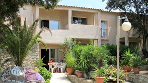 Un bâtiment doté d’un patio, de murs en pierre et de plantes en pot.