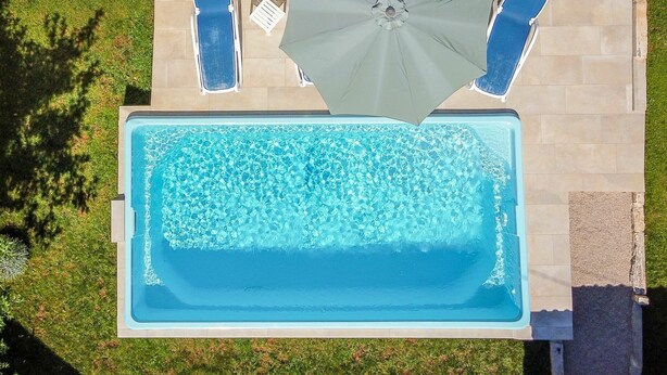 An aerial view of a rectangular swimming pool with two lounge chairs and a single umbrella on one side. - Stunning private villa for 6 people with private pool, A/C, WIFI, TV and terrace (Pazin)