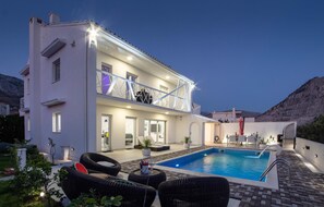 A heated pool - Gorgeous home in Zrnovnica with sauna (Zrnovnica)
