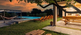 Beautiful private villa with WIFI, private pool, A/C, TV, terrace, pets allowed and parking