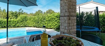 Stunning private villa with WIFI, private pool, A/C, TV, terrace, pets allowed and parking