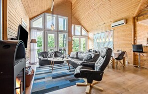 Fernseher, Kamin, DVD-Player, Tischfußball