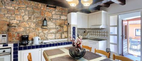 Een magnetron, een oven, een vaatwasser, een broodrooster