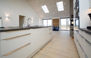 Fridge, oven, dishwasher, coffee/tea maker - Stunning home in Haderslev with kitchen (Haderslev)