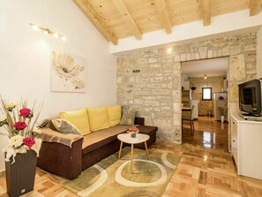 TV - Wonderful private villa for 6 people with private pool, WIFI, A/C, TV, terrace and pets allowed (Pazin)