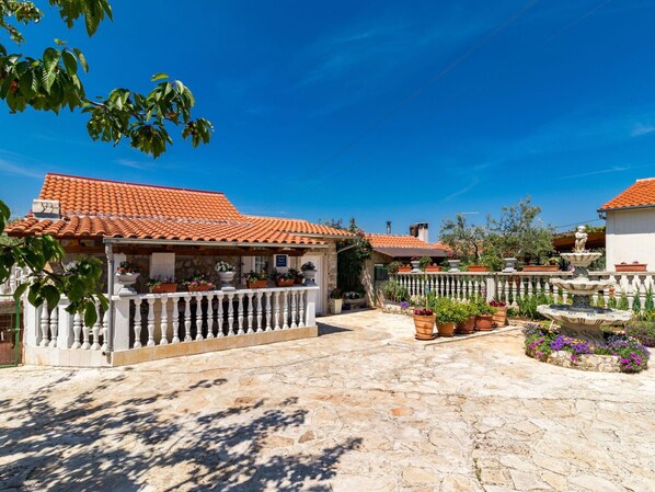 Terrace/patio - Wonderful private villa for 6 people with private pool, WIFI, A/C, TV, terrace and pets allowed (Pazin)