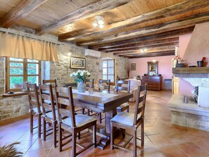 Dining - Stunning villa for 6 people with WIFI, private pool, A/C, TV and terrace (Pazin)