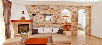 Stunning private villa for 7 people with WIFI, A/C, TV, terrace, pets allowed and parking