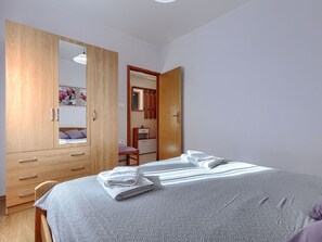 3 bedrooms, iron/ironing board, travel cot, free WiFi