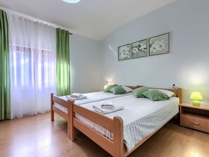 3 habitaciones, tabla de planchar con plancha y cuna de viaje 