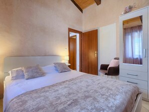 3 chambres, lit de bébé portatif, literie fournie