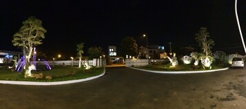 Fachada de la propiedad por la tarde o noche