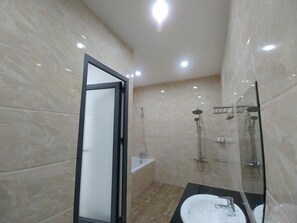 Superior Double Room | Bathroom | Shower, free toiletries, hair dryer, slippers