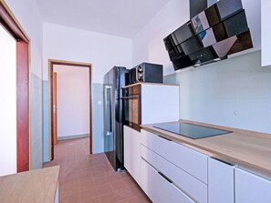 Mikrowelle, Ofen, Geschirrspüler, Gefrierschrank