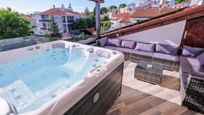 A rooftop terrace with a hot tub, outdoor seating, and a view of the neighborhood. - Nice apartment for 7 people with A/C, hot tub, WIFI, TV and patio (Vinkuran)